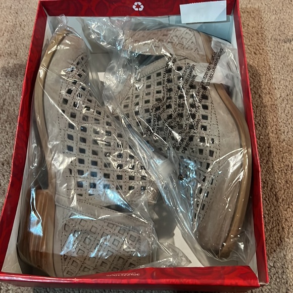 Carlos by Carlos Santana Barnes Perforated Side Slit Ankle Bootie - Picture 4 of 5